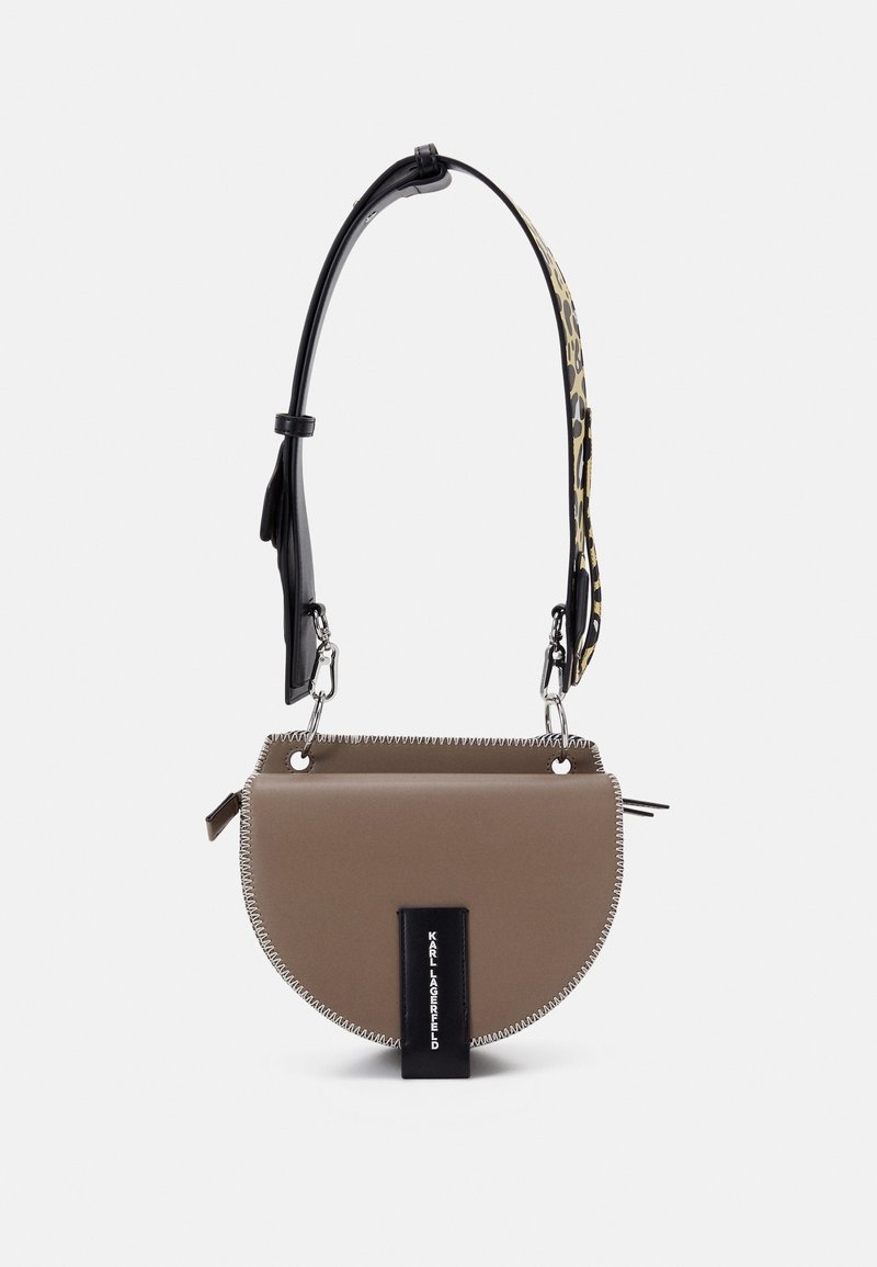 Braune halbmondförmige Handtasche mit kontrastierender silberner Naht, einem schwarzen Tragegurt und einem Akzentgurt im Leopardenmuster. Mit einem Markenlabel versehen.