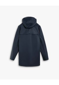 Chaqueta con capucha impermeable de color azul marino, con mangas largas, mostrada desde atrás sobre un fondo blanco.