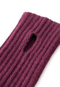 Tessuto a coste di un intenso colore viola scuro con un'apertura verticale, probabilmente parte di una manica o di un gamba.
