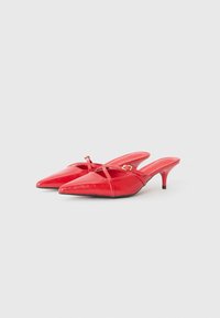 Raudoni aštriagalviai slingback aukštakulniai pagaminti iš blizgaus sintetinės medžiagos. Yra juostelė per pėdos vidurį ir plonas 5 cm kulnas.