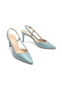 Cizme slingback din piele bleu deschis, cu vârf ascuțit, toc stiletto de 3 inch și o curea subțire la glezna. Textură netedă, design minimalist.