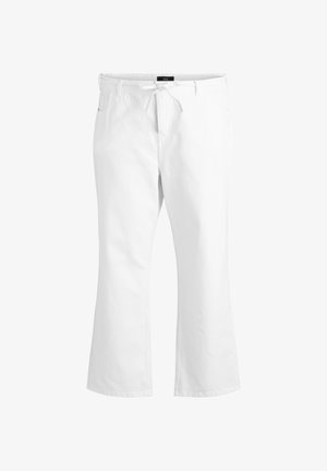 Valged lühendatud püksid, millel on paelaga vöökoht, vööaasad, esitaskud ja kerge lõhkemine säärtel.