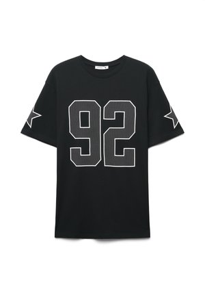Czarny bawełniany t-shirt z krótkimi rękawami, okrągłym dekoltem oraz białymi, siateczkowymi numerami "92" z gwiazdkowymi zdobieniami na rękawach.
