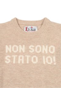 Maglione beige a maglia con colletto a coste, testo "NON SONO STATO IO!" in bianco, e un'etichetta con scritto "Collezione St. Barth Après-Ski" all'collo.
