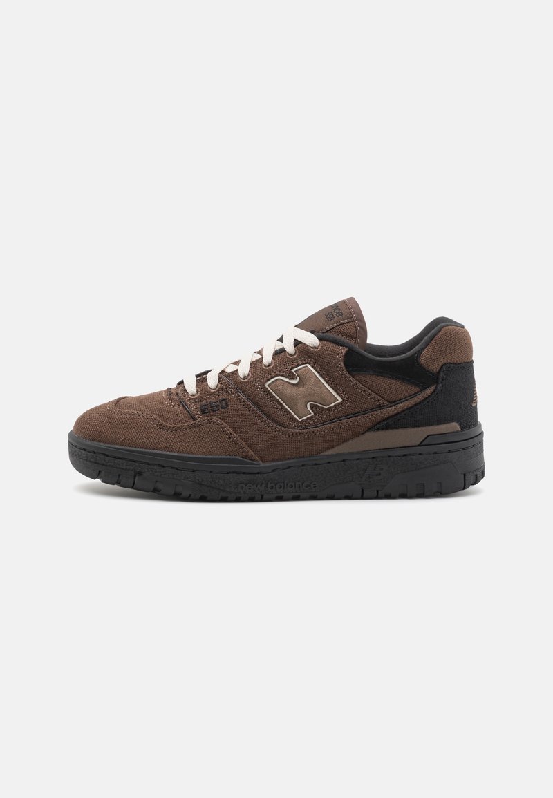 Baskets New Balance marron et noir avec lacets blancs, tissu texturé et semelle noire épaisse, vues de profil.