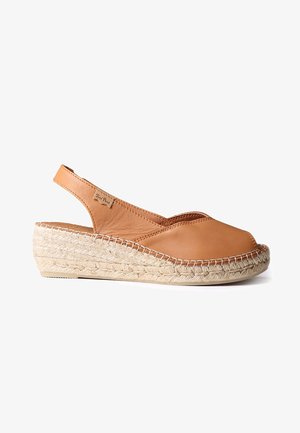Espadrile od svijetlosmeđe kože s otvorenim prstima, slingback dizajnom i potplatom od jute s klinom. Šavovi uz rubove.