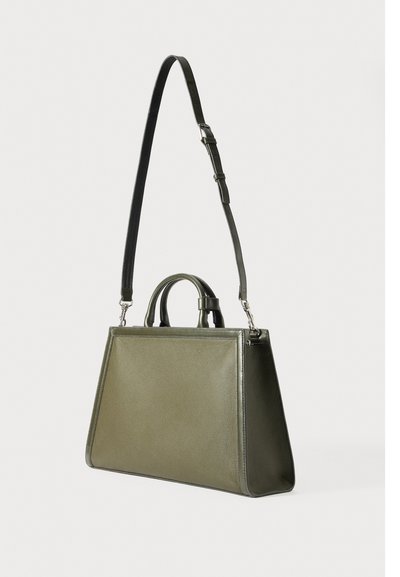 Bolsa estruturada em pele texturada verde-oliva, com alças duplas e uma alça preta destacável para opções de transporte versáteis.