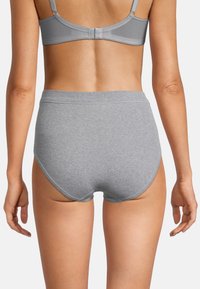Grijze katoenen high-waisted onderbroek met een gladde textuur, voorzien van een naadloos ontwerp en een zachte elastische tailleband.