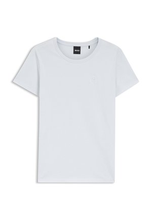 Yksinkertainen valkoinen lyhythihainen pyöreäkauluksinen t-paita, jossa vasemmassa rinnassa pieni kirjailtu logo ja kauluksen sisäpuolella musta BOSS-merkkilappu.