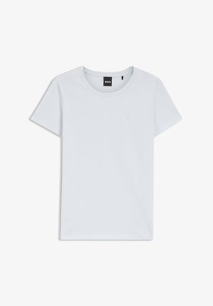 Lihtne valge lühikeste varrukatega ümara kaelusega t-särk, millel on vasakul rinnal väike tikitud logo ja krae sees must BOSS-i silt.