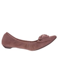 Chaussure plate en suède mauve doux avec un bout arrondi et un accent décoratif noué sur le dessus, présentant de légers fronces le long des bords.