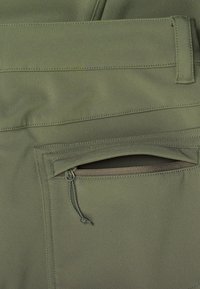 Pantalons cargo vert olive avec une poche zippée, texture lisse et coutures renforcées le long de la taille et des bords de poche.