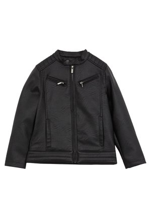 Veste noire en simili cuir à manches longues, fermeture éclair devant, col à bouton-pression et deux poches poitrine zippées en biais. Aucune personne visible.