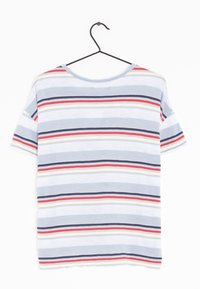 Stribet t-shirt med korte ærmer, der har blå, røde og gule striber. Materialet virker let og blødt med en rund halsudskæring.