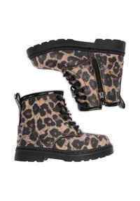 Paar Stiefeletten mit schwarzen Sohlen, Leopardenmuster-Stoff, schwarzen Schnürsenkeln und seitlichen Reißverschlüssen, von der Seite und von oben gezeigt.