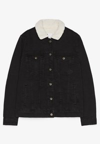 Chaqueta de mezclilla negra con un cuello de piel sintética blanca, tapa de botones en el frente, dos bolsillos en el pecho y bolsillos laterales. Textura suave con diseño clásico.