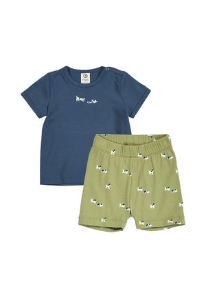 To-delt sæt til småbørn med en marineblå kortærmet skjorte med små hundetryk og olivengrønne shorts dækket af hundemønstre.