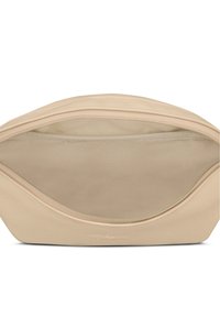 Beige bőr tasak sima külsejű, cipzáros zárással és minimalista dizájnnal. Egyszerű belső bélés jellemzi. Diszkrét márkajelzés az alján.
