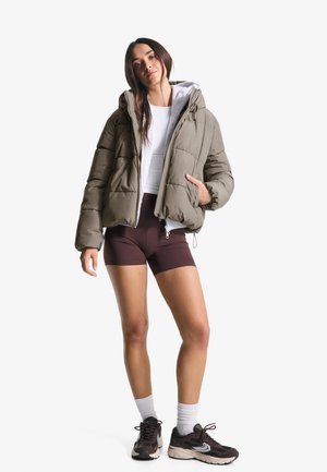 Bershka WITH HOOD PUFFER  - Veste d'hiver - khaki