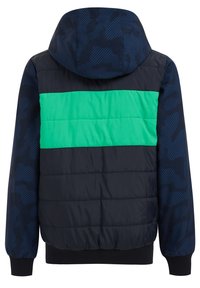 Vaatteet, jossa on huppu, tummansininen naamiointikuosi, jossa on kiinteä vihreä vaakaraita selän yli ja ribbauskaulukset.