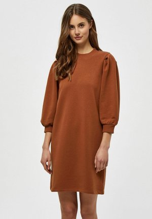 Braunes Sweatshirtkleid mit langen Puffärmeln, rundem Halsausschnitt und lockerem Schnitt. Hergestellt aus weichem, strukturiertem Stoff für mehr Komfort.