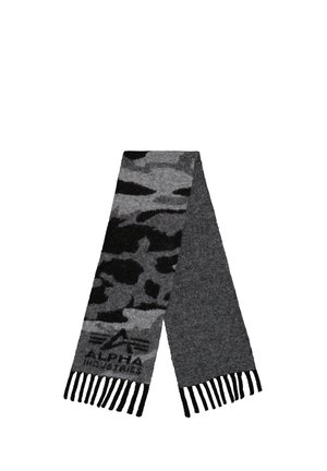 Sciarpa grigia e nera con motivo mimetico, estremità sfrangiate e logo "Alpha Industries" su un lato.