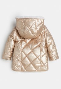 Guld pufferjakke med diamantquiltning, plys trim på hætten og lange ærmer. Fremstillet af skinnende, reflekterende materiale.