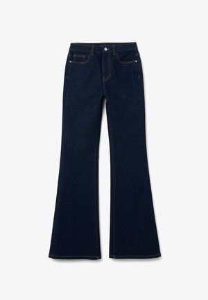 Vaqueros acampanados de color azul oscuro hechos de denim con una cintura de altura media, que cuentan con un diseño de cinco bolsillos y costuras en contraste.