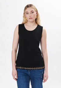 Top senza maniche nero con scollatura rotonda, caratterizzato da un bordo decorativo con occhielli dorati all'orlo. Tessuto morbido, forma aderente.