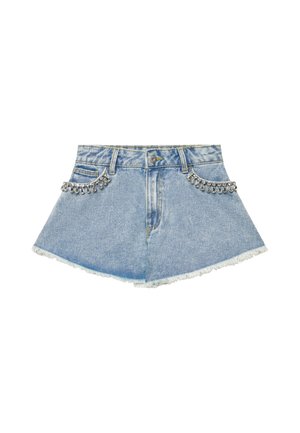 Shorts di denim azzurro chiaro con orli sfrangiati e catene di gioielli argentati che decorano le tasche anteriori.