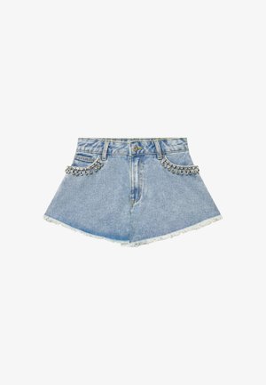 Shorts di denim azzurro chiaro con orli sfrangiati e catene di gioielli argentati che decorano le tasche anteriori.