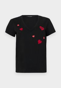 Schwarzes Baumwoll-T-Shirt mit V-Ausschnitt und kurzen Ärmeln, mit roten gestickten Formen, die auf der Vorderseite verteilt sind.