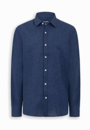 Granatowa koszula na długi rękaw z guzikami, klasycznym kołnierzykiem i białymi guzikami, pokazana na płasko na białym tle.