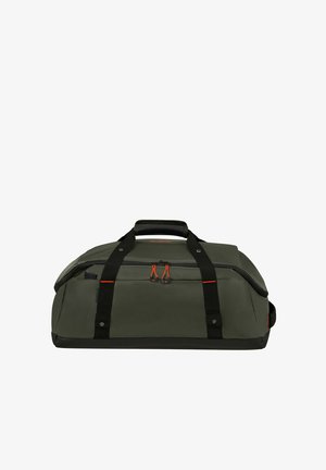 Große olivgrüne Reisetasche mit schwarzen Riemen, orangefarbenen Reißverschlüssen und einem gepolsterten Griff vor weißem Hintergrund.