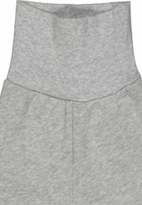 Šedé tepláky s vysokým žebrovaným pasem. Měkká, strukturovaná látka s jednostranným vzorem. Vyznačují se rovný střihem a jednoduchými švy.