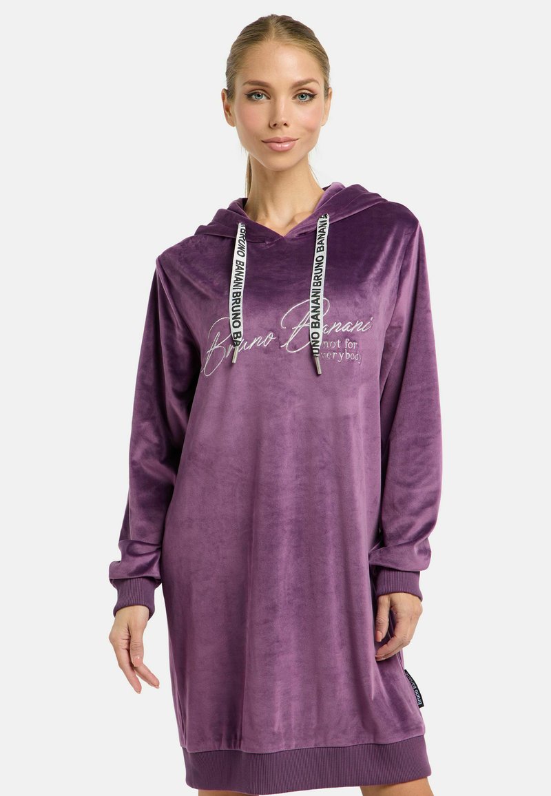 Kapuzenkleid aus lila Plüschstoff, mit langen Ärmeln, gerippten Bündchen und einem Kordelzug mit bedrucktem Text in kontrastierenden Farben.