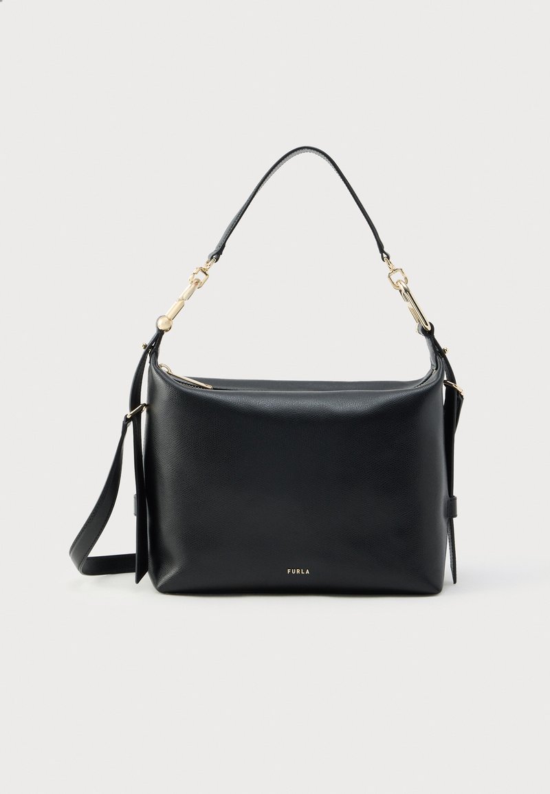 Μαύρη δερμάτινη τσάντα με λεία υφή, διακοσμημένη με χρυσούς μεταλλικούς λεπτομερείς και αποσπώμενο ιμάντα ώμου. Το όνομα της μάρκας εμφανίζεται στο μπροστινό μέρος.