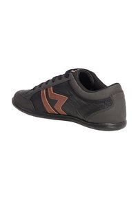 Sneaker nera con tomaia in pelle testurizzata e accenti zigzag marroni. Presenta un design con lacci, un collare imbottito e suola in gomma.