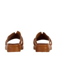 Bruine instap sandalen met een geprofileerde zool, open achterkant en gevlochten banddetails. Gemaakt van flexibel materiaal en voorzien van een soepele binnenzool.