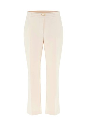 Pantalones beige de cintura alta, confeccionados a medida, con cinturón delgado y pinzas delanteras, diseñados para ropa formal o de oficina.