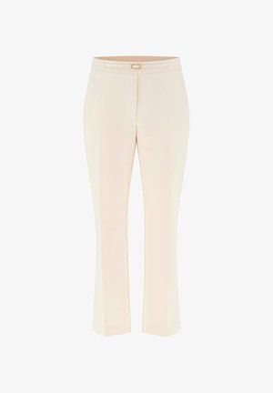 Pantalones beige de cintura alta, confeccionados a medida, con cinturón delgado y pinzas delanteras, diseñados para ropa formal o de oficina.