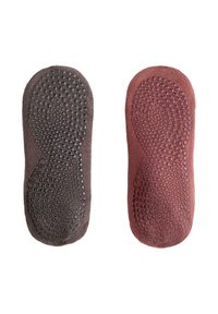 Deux chaussettes antidérapantes, une marron foncé et une rouge atténuée, présentées vue de la semelle avec des motifs circulaires texturés couvrant le dessous.