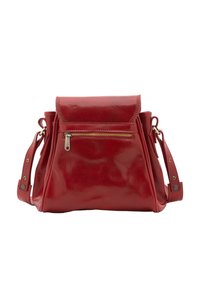 Borsa a tracolla rossa in pelle con forma strutturata, tasca frontale con zip e tracolla regolabile. Texture lucida con dettagli in metallo dorato.