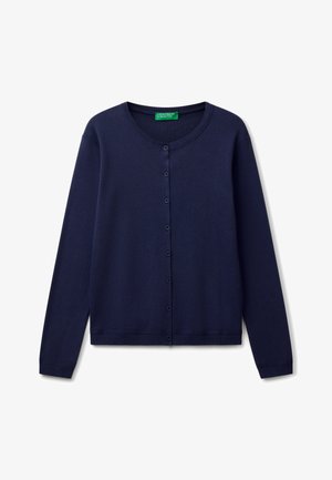 Námořnický modrý kardigan vyrobený z měkké tkaniny, s kulatým výstřihem, dlouhými rukávy a knoflíkovým zapínáním vpředu. Texturovaný žebrovaný lem.