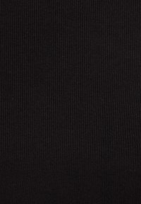 Tessuto a coste nero con una trama fine, che presenta un motivo uniforme di linee verticali sulla superficie.