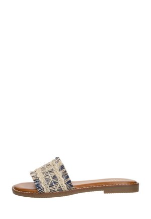 Bruine platte slip-on sandaal met geweven marineblauwe en beige stoffen band en gestikte zool, gezien vanaf de zijkant op een witte achtergrond.