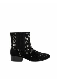 Bottes chelsea en suède noir avec des embellissements en métal argenté et en forme de roue, talon block, et panneau latéral élastique pour un enfilage facile.