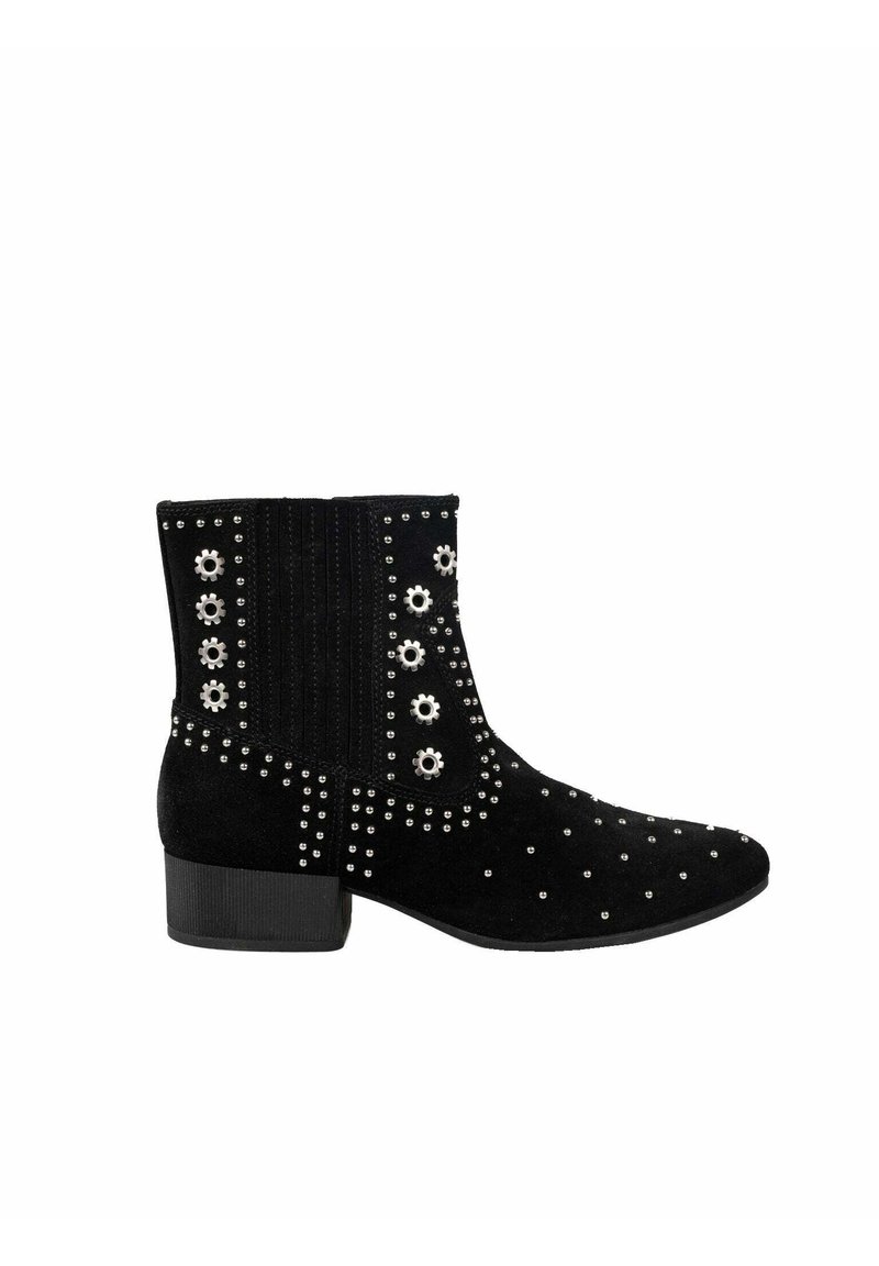 Bottes chelsea en suède noir avec des embellissements en métal argenté et en forme de roue, talon block, et panneau latéral élastique pour un enfilage facile.