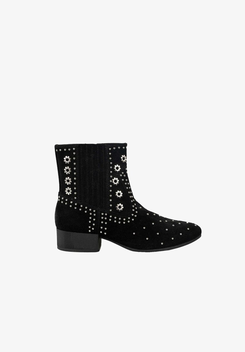 Bottes chelsea en suède noir avec des embellissements en métal argenté et en forme de roue, talon block, et panneau latéral élastique pour un enfilage facile.