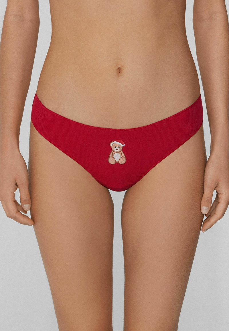 Braguitas de bikini de algodón rojo con un pequeño diseño bordado de un oso en el frente. Textura suave con corte de tiro bajo.